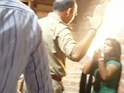 police misbahaves and slaps a girl in UP