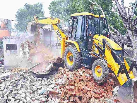Sindhi Market Traders Struck to see jcb