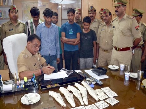 Antrjnpdiy gang boarded the police handle