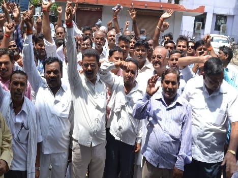 Rosa sugar mill workers demonstrated on Kalktret
