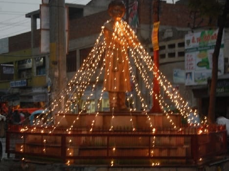The statue of the great men of the skirting colorful Jagmgain