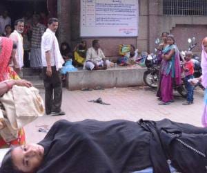 pregnant women give birth on road in up