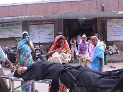 pregnant women give birth on road in up