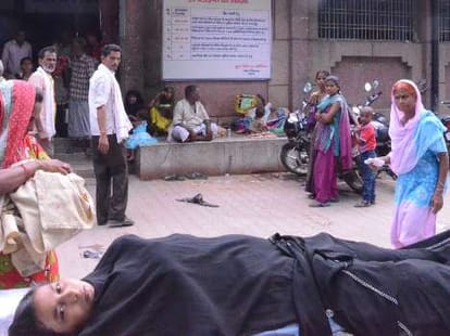 pregnant women give birth on road in up