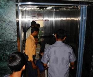 Now the elevator fell from the 20th floor, commotion.