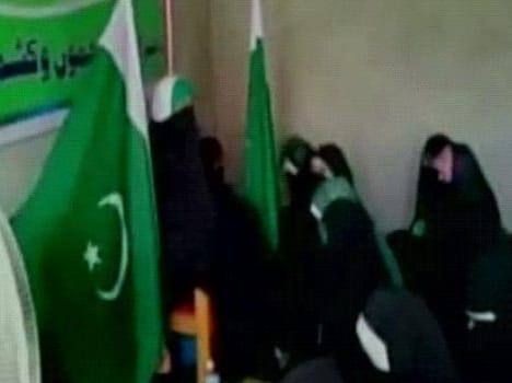 hurriyat leader asiya andrabi hoists pakistani flag in srinagar 