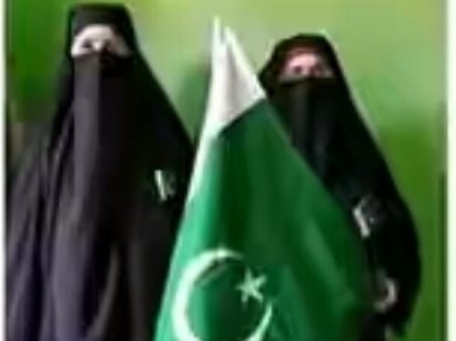 hurriyat leader asiya andrabi hoists pakistani flag in srinagar 
