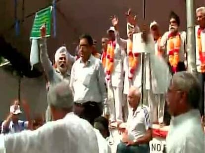kejriwal backs ex-servicemen on protest at jantar mantar