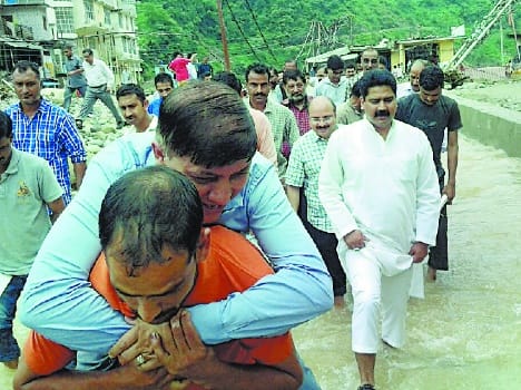 rajendra rana u turn over damage in mandi.