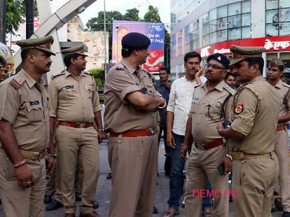 Do not be surprised in just one and a half rupies moving UP cop vehicle