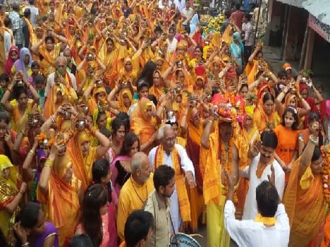  Jume devotees chanting hymns to the Kalash Yatra