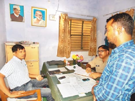 Country liquor factory caught , four arrested