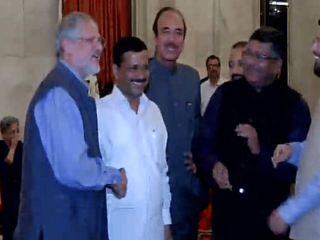 At Hom function disappeared political distances, warmly met Kejri-jung