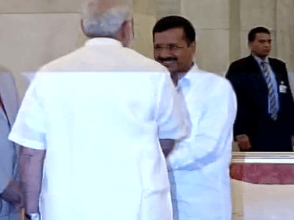 At Hom function disappeared political distances, warmly met Kejri-jung