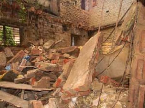 House demolished , mother and two daughters injured 