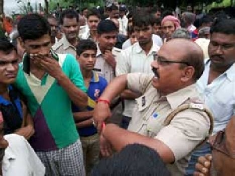 Teen killed by the impact of the truck , a blockade