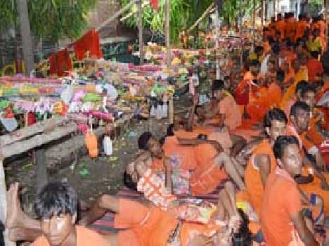 Queue of devotees Baba engaged in Durbar