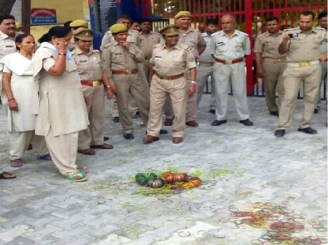 Teej's anger burned against women, police personnel threw bangles