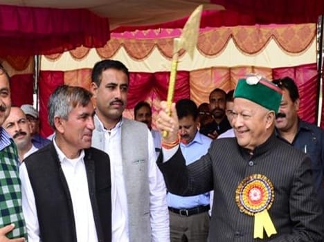 cm virbhadra on a visit to chiyog.