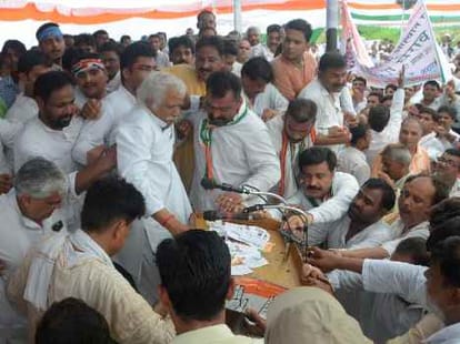 Rahul Gandhi calls injured UP Congress leaders.