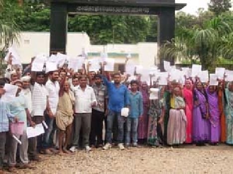 The people of the pakadi protest against Electoral manipulation on block office 