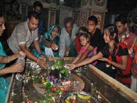 Baba devotees descended court