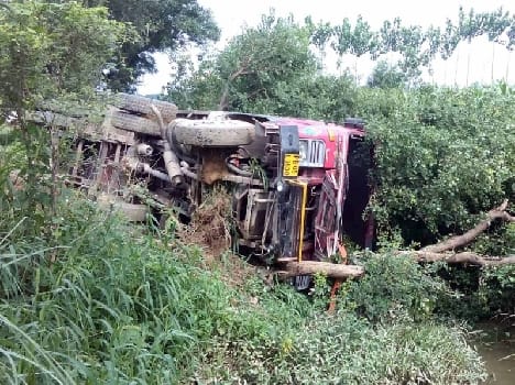 Reflex loaded cement truck, driver injured