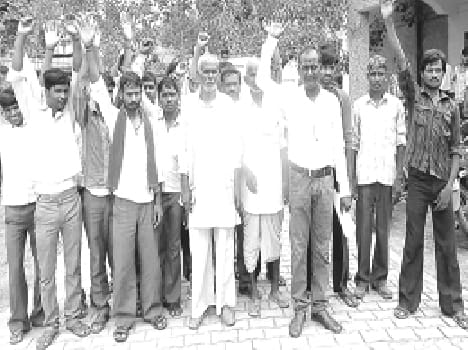 Aklganj people commotion in Tehsil Day