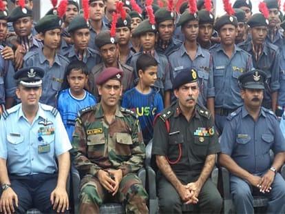 mahendra singh dhoni give tips to ncc cadets 