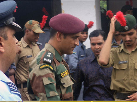 mahendra singh dhoni give tips to ncc cadets 