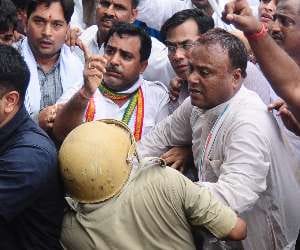 congress leader intrupt house in protest of lathicharge