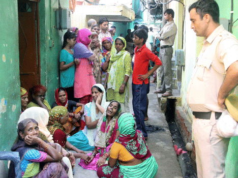 ?Two bodies were lying on the bed with Katta and scissors.