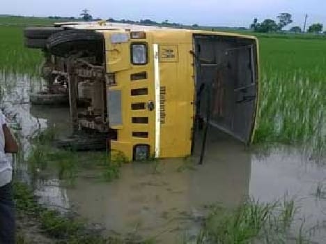  School bus turnaround, a dozen children injured