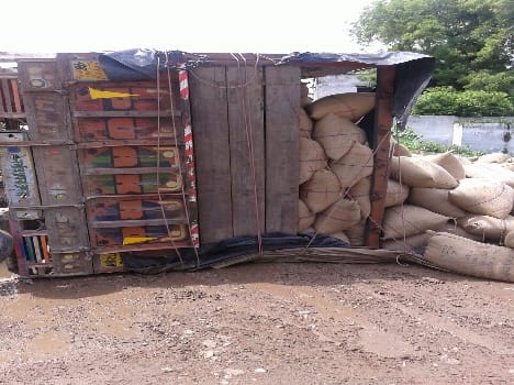 The truck overturned one injured 