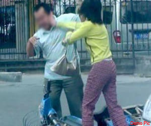 delhi female student beats man on delhi road with aunt and mother