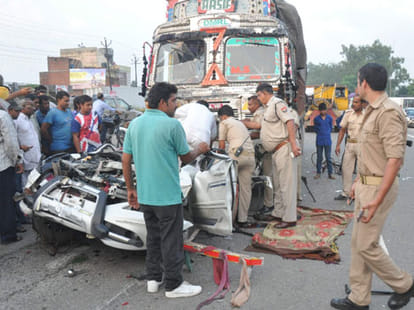 three dead in the accident of truck and car