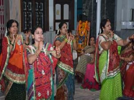" Ski lashed Jmajm water on women twirled