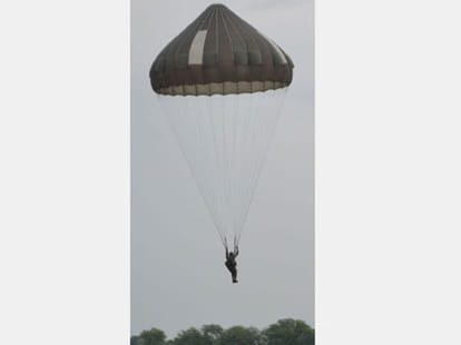 dhoni jump first in parajumping