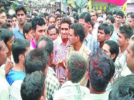 dakatio ne teen ko balkati se kat dala, ek ki maut