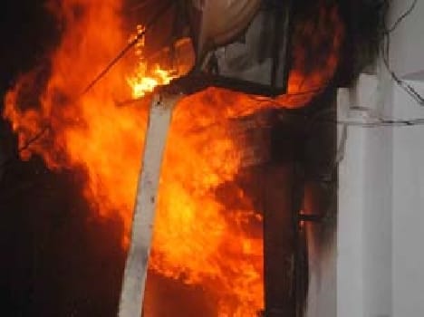 A major fire in a mobile shop , the loss of millions