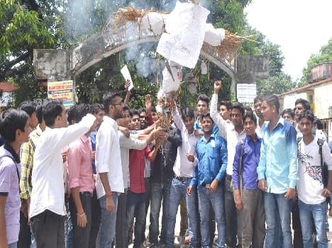 Chhatraneta raging on the expulsion of the student organization