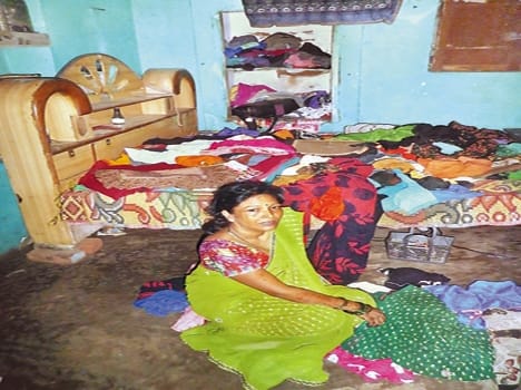  thief took jewelry and cash stolen of lakhs