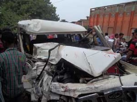 An accident killed , nine injured