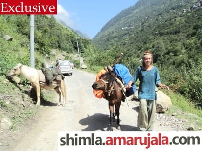 France couple moving on foot in the mountains of himachal.