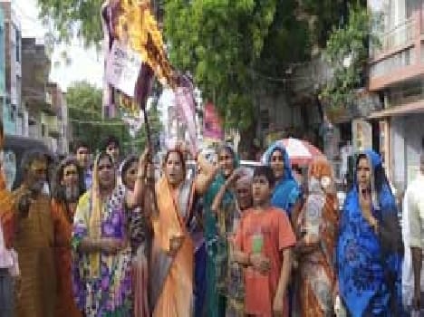 BJP Mahila Morcha burnt the effigy of soft