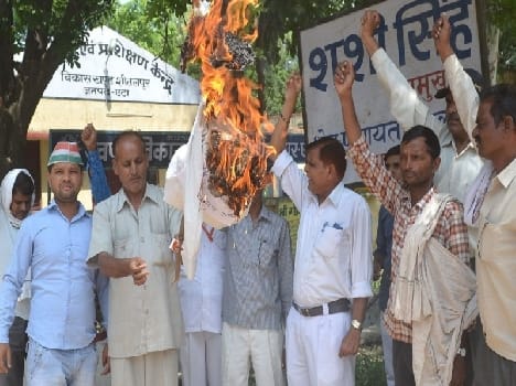  Congress workers burnt effigies of Chief