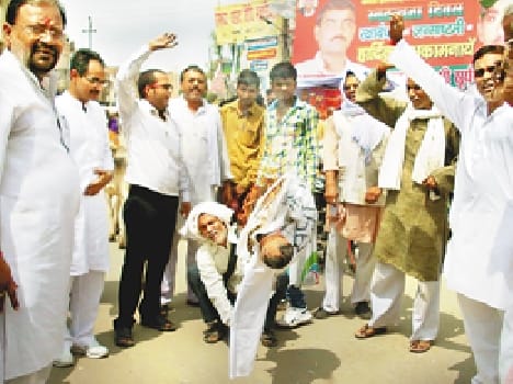 Congressmen burnt effigies of the state government