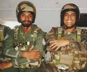 dhoni jumped in night with torch in hand