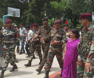 when dhoni reached to the army school