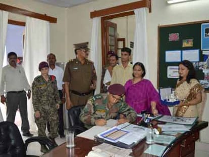 when dhoni reached to the army school
